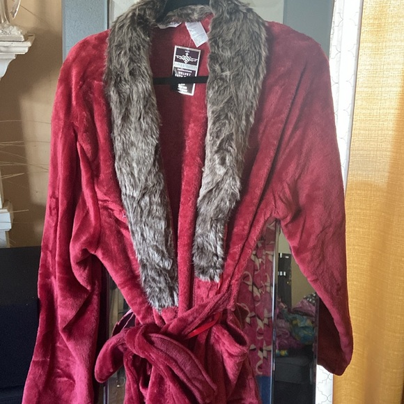 1 Hotel Spa plush velvet Red with faux fur collar robe w pockets. One size. NWT - Picture 5 of 5